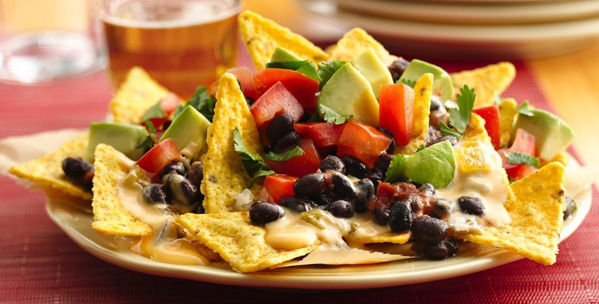 El queso cheddar no puede faltar en tus nachos
